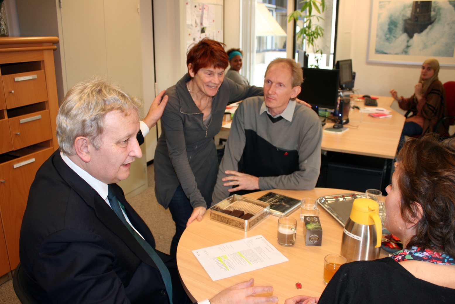 Burgemeester Van der Laan in gesprek met medewerker I & K