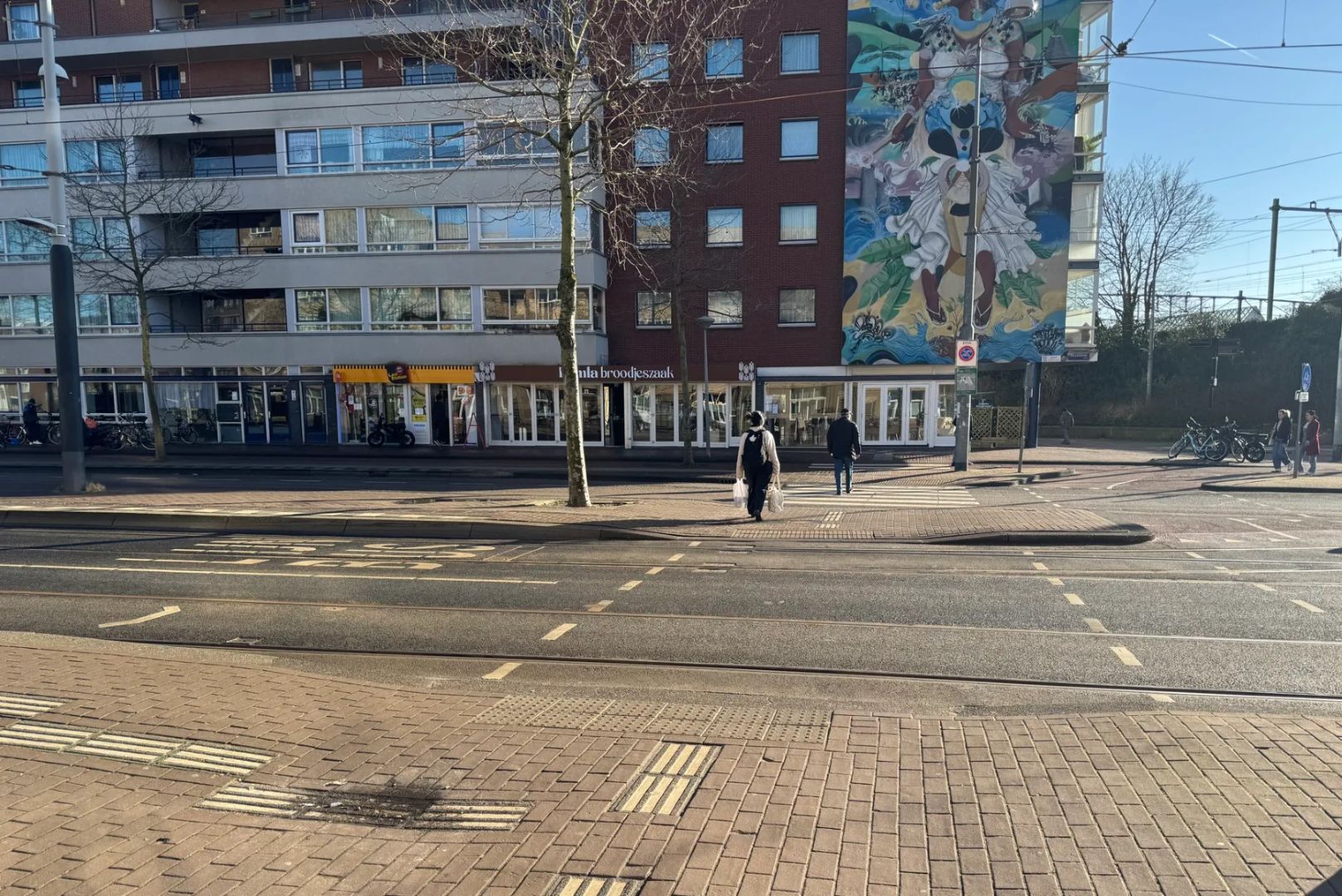Tramhalte Insulindeweg statio Muiderpoort zonder zebrapad.jpg