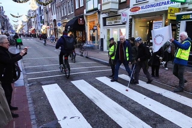 Leden van Voordestad in actie Haarlemmerdijk 15 dec 2023 2.jpg