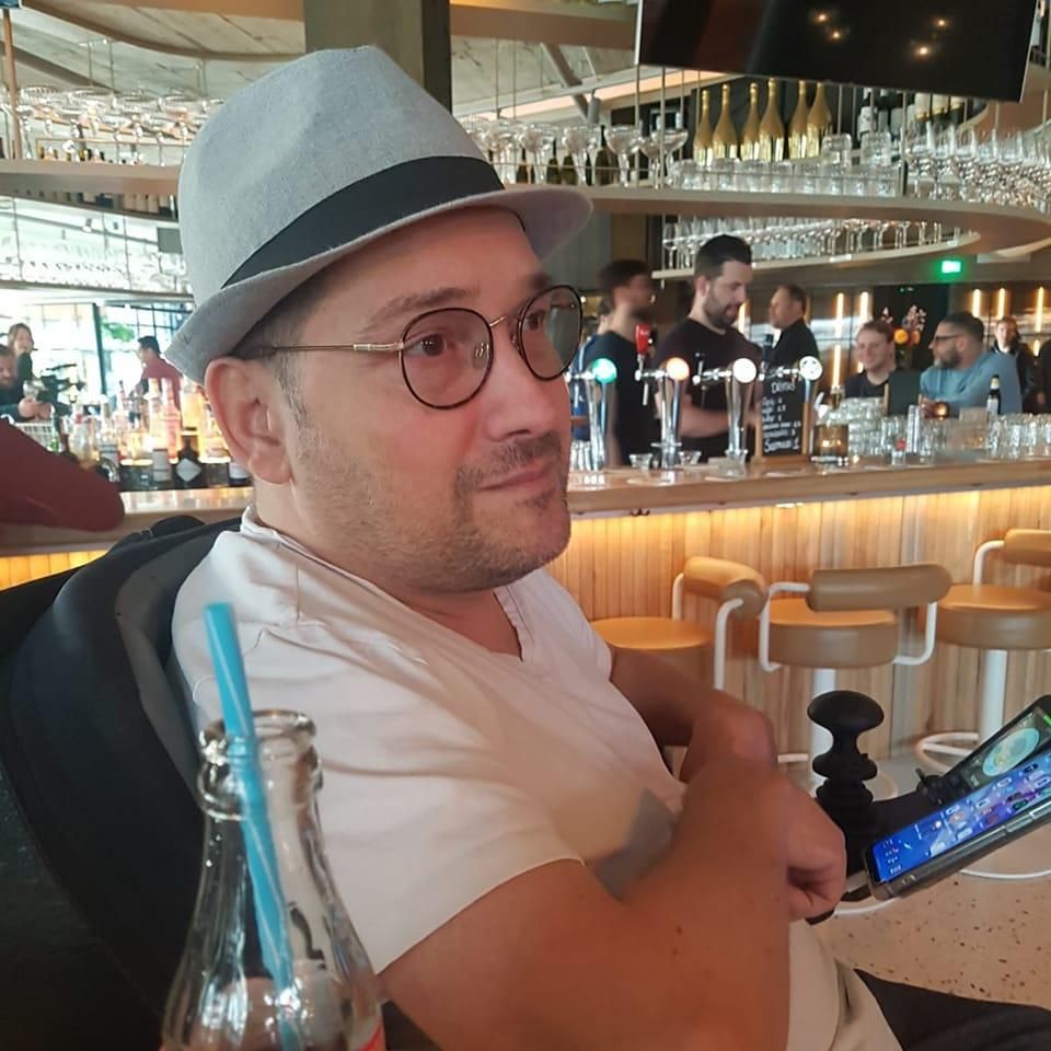 Ricco Arcari in bar.jpg