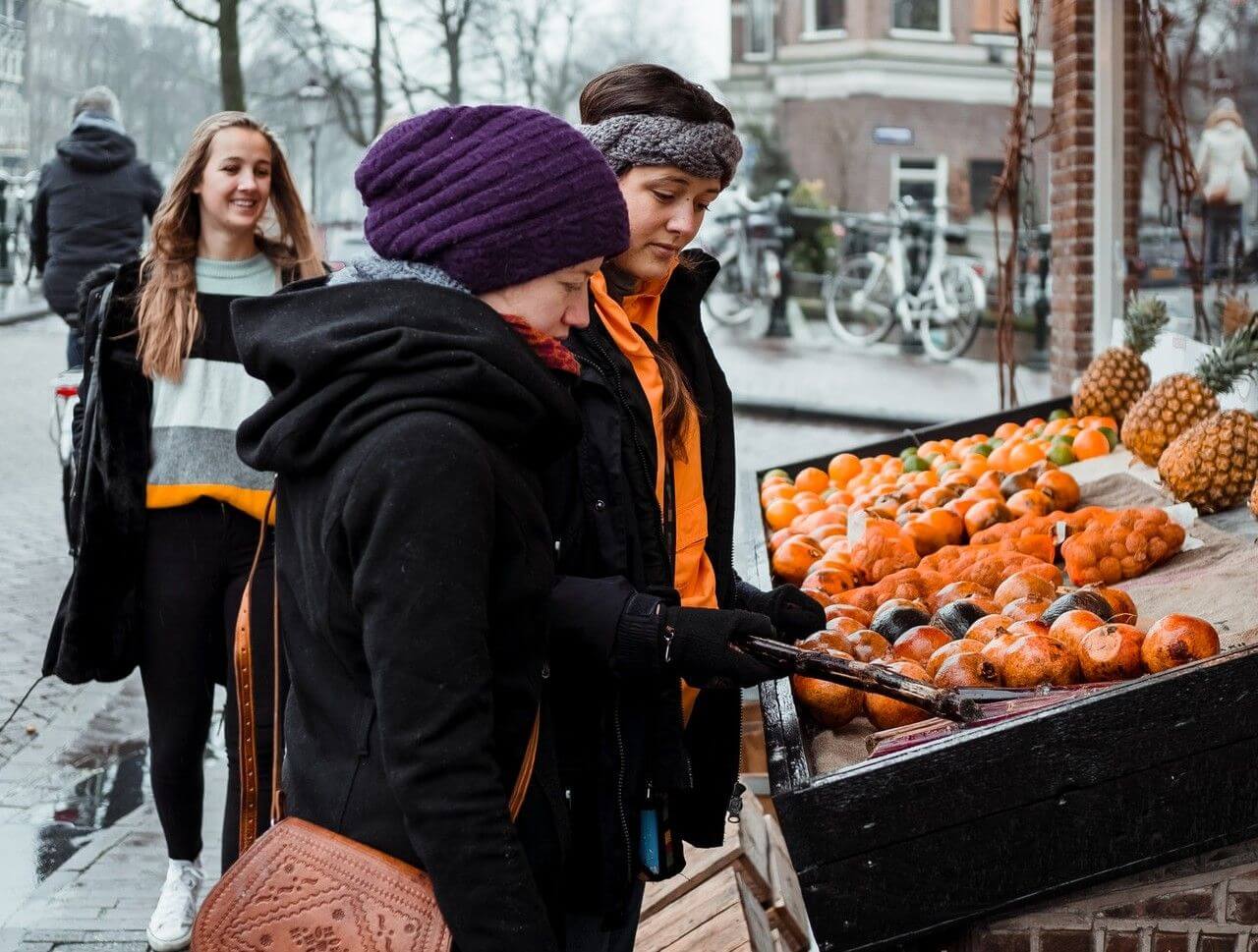 Thumbnail jonge vrouwen bij kraam op gracht.jpg