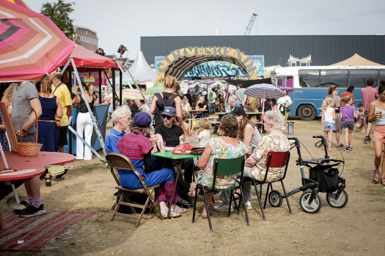 Foto Circusbende bezoekers aan een tafeltje sept 2022.jpg