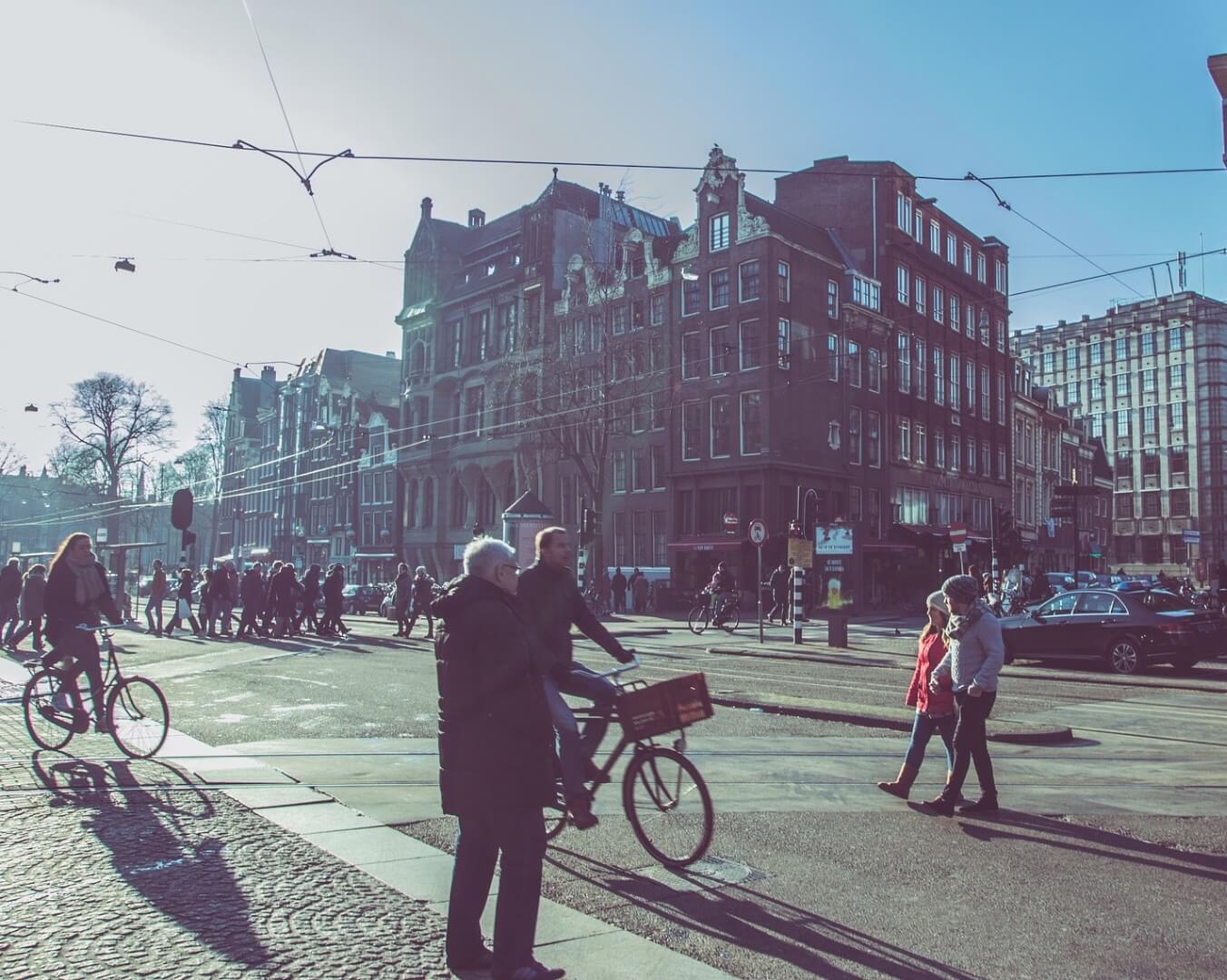 straatbeeld amsterdam fietsen voetgangers jpg.jpg