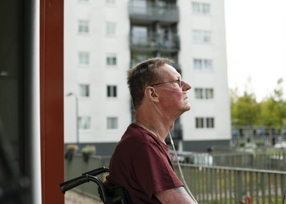 Guus in rolstoel op balkon