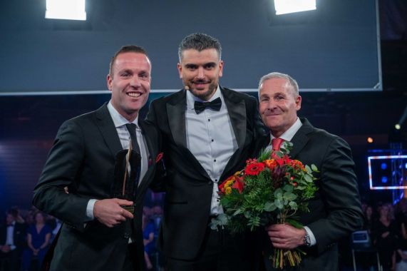 Myron Gebbink, wethouder Sport Mbarki en Dennis Gebbink met ouvreprijs op 19 december 2023