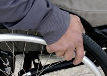 rolstoelwiel_en_hand.jpg