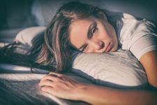 Thumbnail_Shutterstock_Vermoeide_vrouw_in_bed_ME_juli_2026.jpg