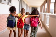 Thumbnail_4_meisjes_in_gang_school_Shutterstock_2138804967_9_juli_2026.jpg
