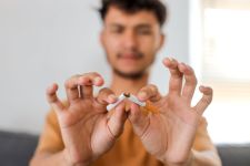 Thumbnail_Shutterstock_2620321033_man_breekt_sigaret_24_aug_2026.jpg