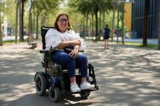 Thumbnail_vrouw_buiten_in_elektrische_rolstoel_Shutterstock_oktober_2025.jpg