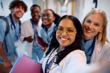 Thumbnail_Studenten_verpleging_Shutterstock_2646916999_1000_x_676_mei_2026.jpg