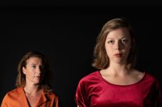 Thumbnail_theatergroep_Toetssteen_afstandsmoeders_2026.jpg